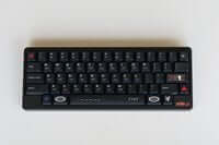 Wukds Interstellar keycaps in zwart met witte en rode details op een mechanisch toetsenbord